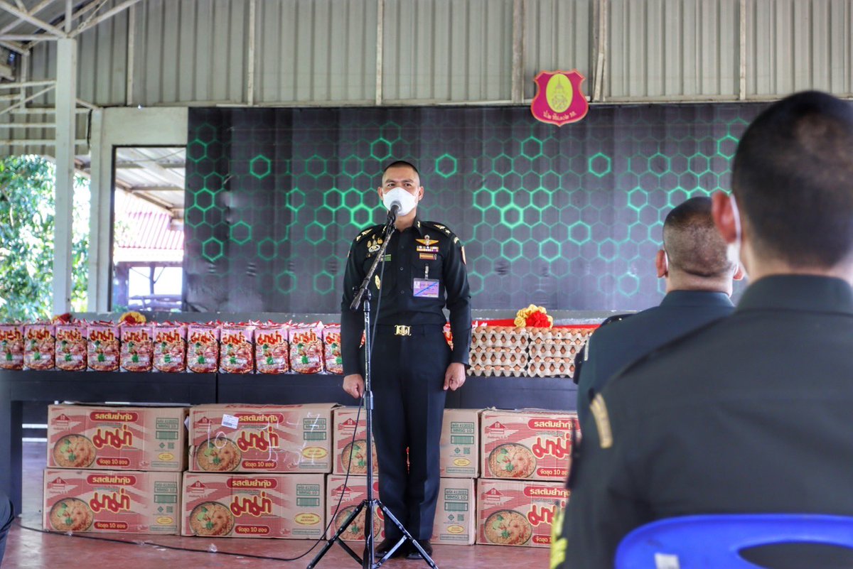 Howitzerbatt102's tweet photo. พ.ท.จักร วาทกิจ ผบ.ป.2 พัน.102รอ. และ ทพญ.ถกลกร วาทกิจ ภริยา  ได้กรุณาจัดหาสิ่ง อุปโภค บริโภค ให้กับกำลังพลทุกนาย เพื่อเป็นการลดรายจ่ายในครอบครัว ณ อาคารกรวิชญ์  อีกทั้ง ยังให้คำแนะนำแนวทางในการบริหารจัดการ รายได้ และ รายจ่าย ภายในครอบครัว https://t.co/yVJ5htpphn