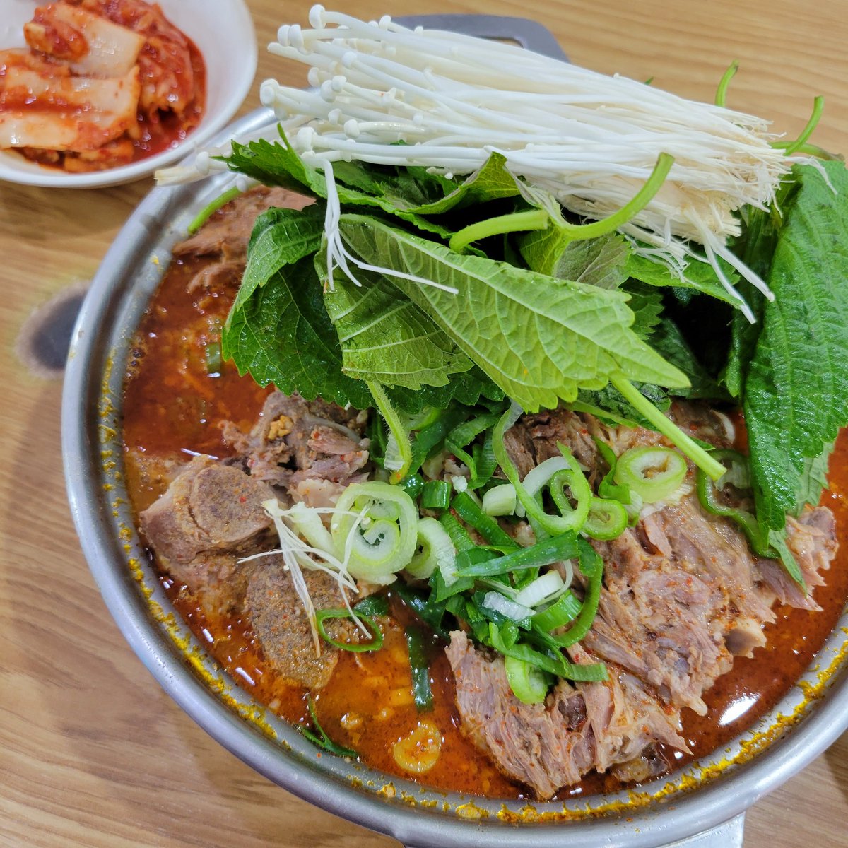 hanshokuka_sako's tweet photo. 📍ソウル・聖水洞

「소문난성수감자탕」
🍴감자탕 

📝常に列が出来てる'超'人気店🔥特別な味ではないけど"おいしい"カムジャタン専門店！特にお肉がホロホロです💓

🚃②号線성수(ソンス)駅4番出口から徒歩4分
🚕서울 성동구 연무장길 45

#韓国旅行 #韓国グルメ
#カムジャタン #韓食家_sako https://t.co/l8vHyABJE3