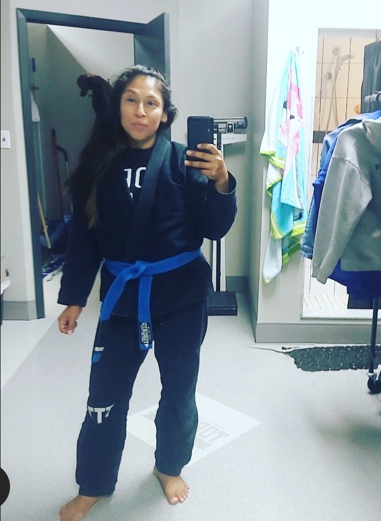 Julescr's tweet photo. #bjjgirl #BJJTwitter #bjj #40pluswomen #torontolatinas #mom #fitnesstrainer #bluebelt #gilife #jiujitsu #trainer #womenwholift #personaltrainer https://t.co/bg9wD0XlQO