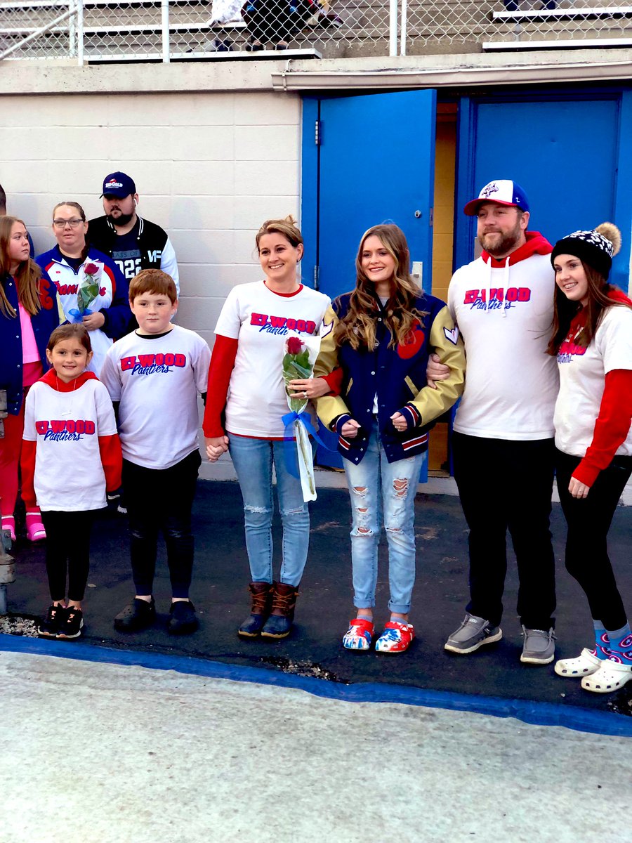 NanceKacey's tweet photo. So, I definitely cried tonight; still a little🥹 Especially when watching the @Savage7 walk out to the field. @SavageAlyvia Fall Sports Senior Night @EHSgolf1 #Senior2023 #ElwoodAthletics #PantherPride
#Savage7 #LoveLikeLevi https://t.co/r7TVte80Lb