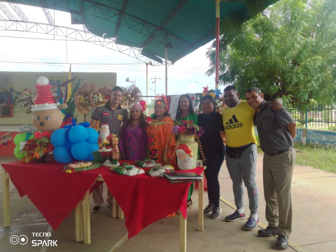 LICEOANAMARIAC's tweet photo. La fraternidad reinó en estas actividades planificadas y ejecutadas por un gran equipo, liderizado por nuestra Directora institucional, MSc. Liyibeth González. Agradecimiento al alcalde Danilo Áñez, a nuestra Supervisora Intercircuital, MSc. Haydee Esis; personal y estudiantes https://t.co/L3BIifS2mN