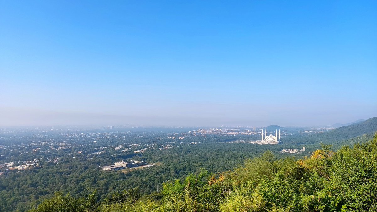 kaamran's tweet photo. Time is running out. Can you see that blanket of smoke. We're fast turning this beautiful city to another Lahore or Karachi. Do something before its too late.
Stop #AirPollution.
#islamabad
@Islamabadies 
@ClimateChangePK 
@Islamabad_Air 
@sherryrehman 
@CaptainUsman https://t.co/CB526BqdbY