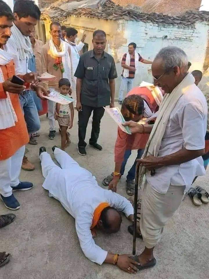जनता सङ आशिर्वाद लिदै नेता