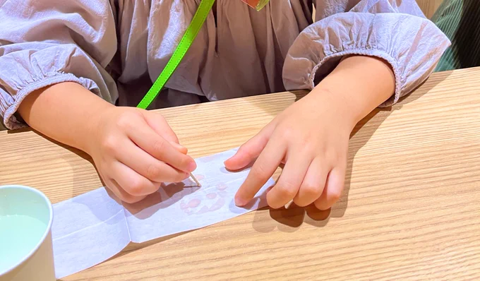 一枚目。ラーメン屋でラーメン待ちの暇な下のコ。コップの水を楊枝につけて絵を描く。2枚目。我が家の雪舟の大作。 