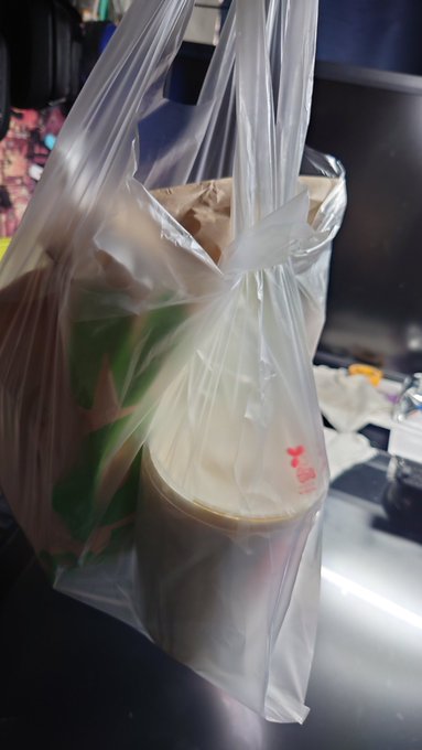 バイクでマックお持ち帰りしたら、
飲み物がこぼれないように小袋に入れて、取っ手を大袋の取っ手に通してバランスが崩れないようになってた。
これは素晴らしい😊

プラスチック増えてる気がするけど多分気のせい 