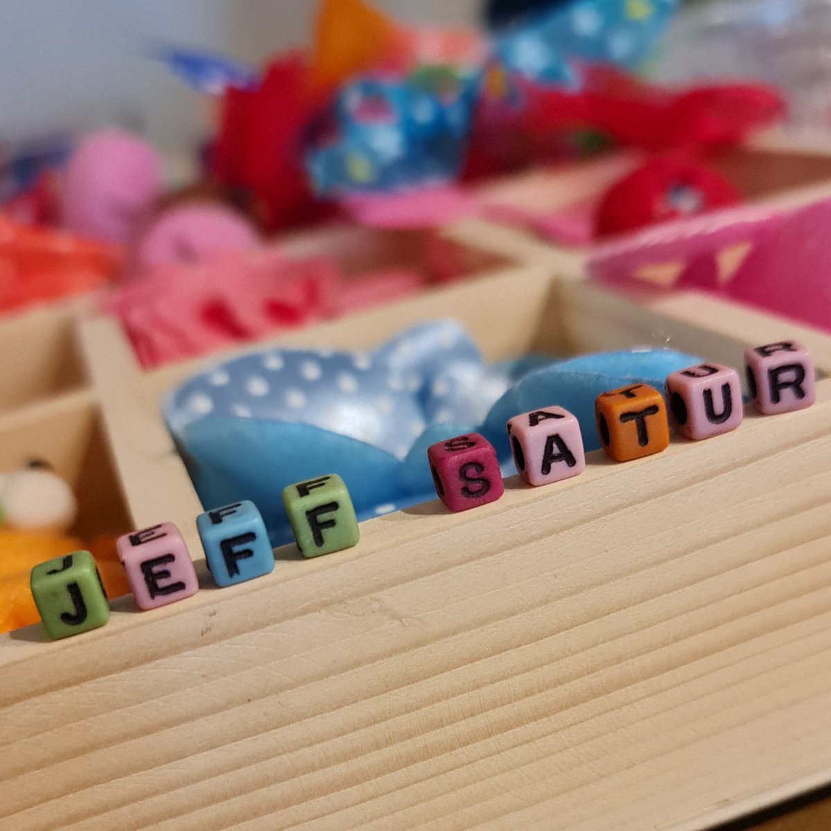 IndigoDingo's tweet photo. When your mom take you to a DIY session..and while she is waiting.. #JeffSatur #MissingJeff https://t.co/oqIQSP6HUu