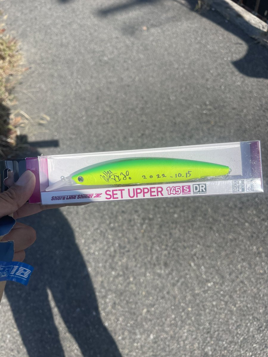 seabasster666's tweet photo. 釣り具屋さんにオヌマンこと小沼正弥さんが来店されておりセットアッパーにサインいただきました！シーバス釣りの事教えていただきました！よぉぉし今週セットアッパーで青物狙っちゃう！

#釣り #フィッシング #ショアジギング #シーバス釣り #青物 #シーバス #daiwa #setupper #セットアッパー https://t.co/Kl46IxaUrF