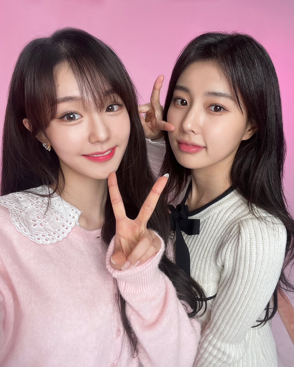 forjyr's tweet photo. wooah nana has one mission and it is to collect every single izone member 🥺 https://t.co/kAP1QTMmB1