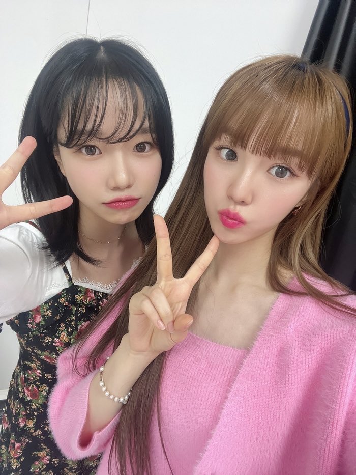 forjyr's tweet photo. wooah nana has one mission and it is to collect every single izone member 🥺 https://t.co/kAP1QTMmB1