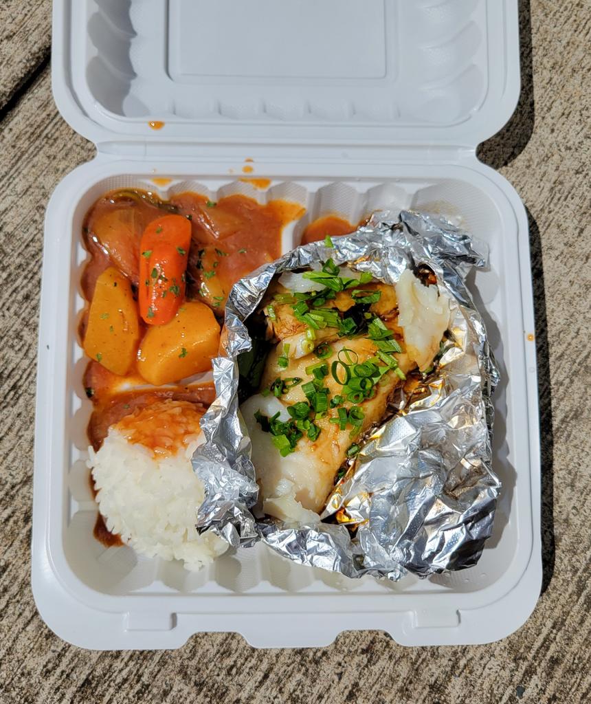 EdOshiro's tweet photo. Aloha Friday mix plate from @nickyslunchwagon on Mililani Street #beefstew #steamedfishfillet #whiterice #localstyle #supportsmallbusiness #buylocal 🤙 😎 🙏 #AlohaFriday https://t.co/5fcisD0icu