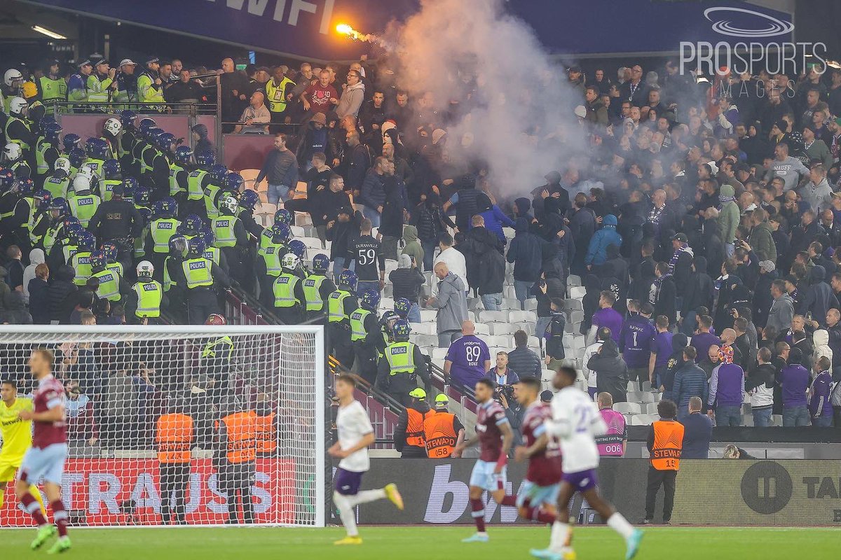 slimshodi's tweet photo. .@WestHam’s 2-1 was overshadowed by .@rscanderlecht supporters lighting flares and throwing them in the direction of Hammers fans during the .@europacnfleague Group B match on 13th Oct ‘22

Shooting for .@ProSportsImages #ProSportsImages 

#WHUAND #WHU #UECL

📸 @slimshodi https://t.co/cAL6Yi4NlG
