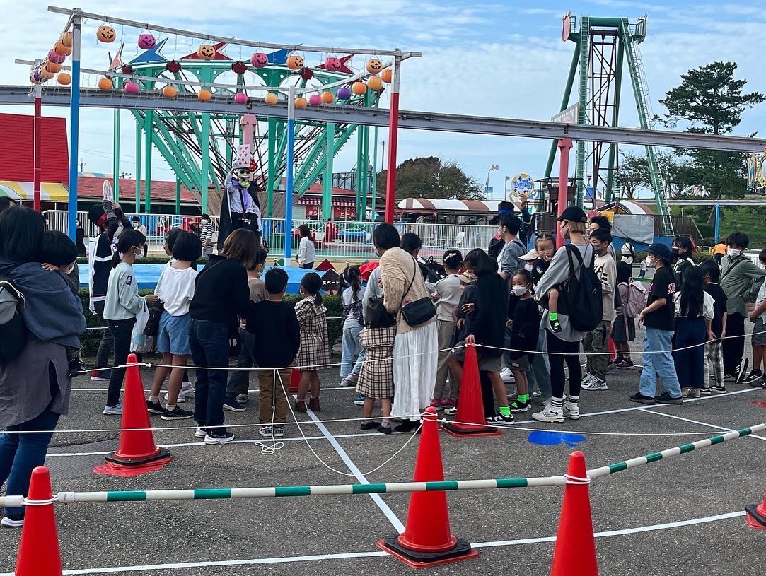 TedoriFL's tweet photo. ステージイベント盛り上がりました😆
参加してくださった皆さま‼️
ありがとうございました🍭🍭🍭

#手取フィッシュランド
#MrCandy #ミスターキャンディ
#ハロウィン
#遊園地 #フリーパス
#アイドルマスターSideM
#コラボ中
#能美市 #石川県
#tedorifishiland
#nomi #ishikawa #japan https://t.co/7mPeBm6mHP