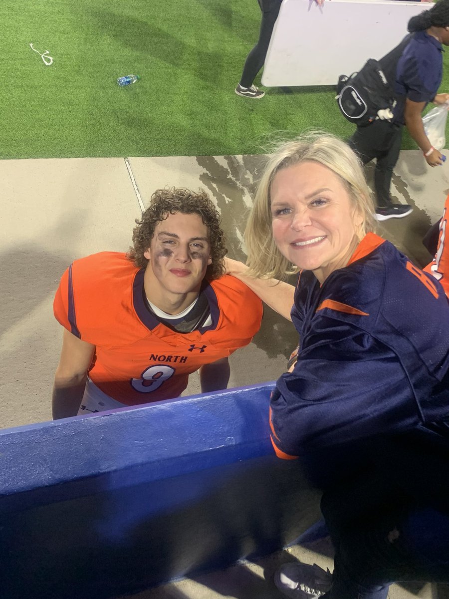 melanie_raleeh's tweet photo. What a game @MNHS_Football! Triple over time. 54:51 #dawgs 🧡💙 https://t.co/36DU7bLPzA