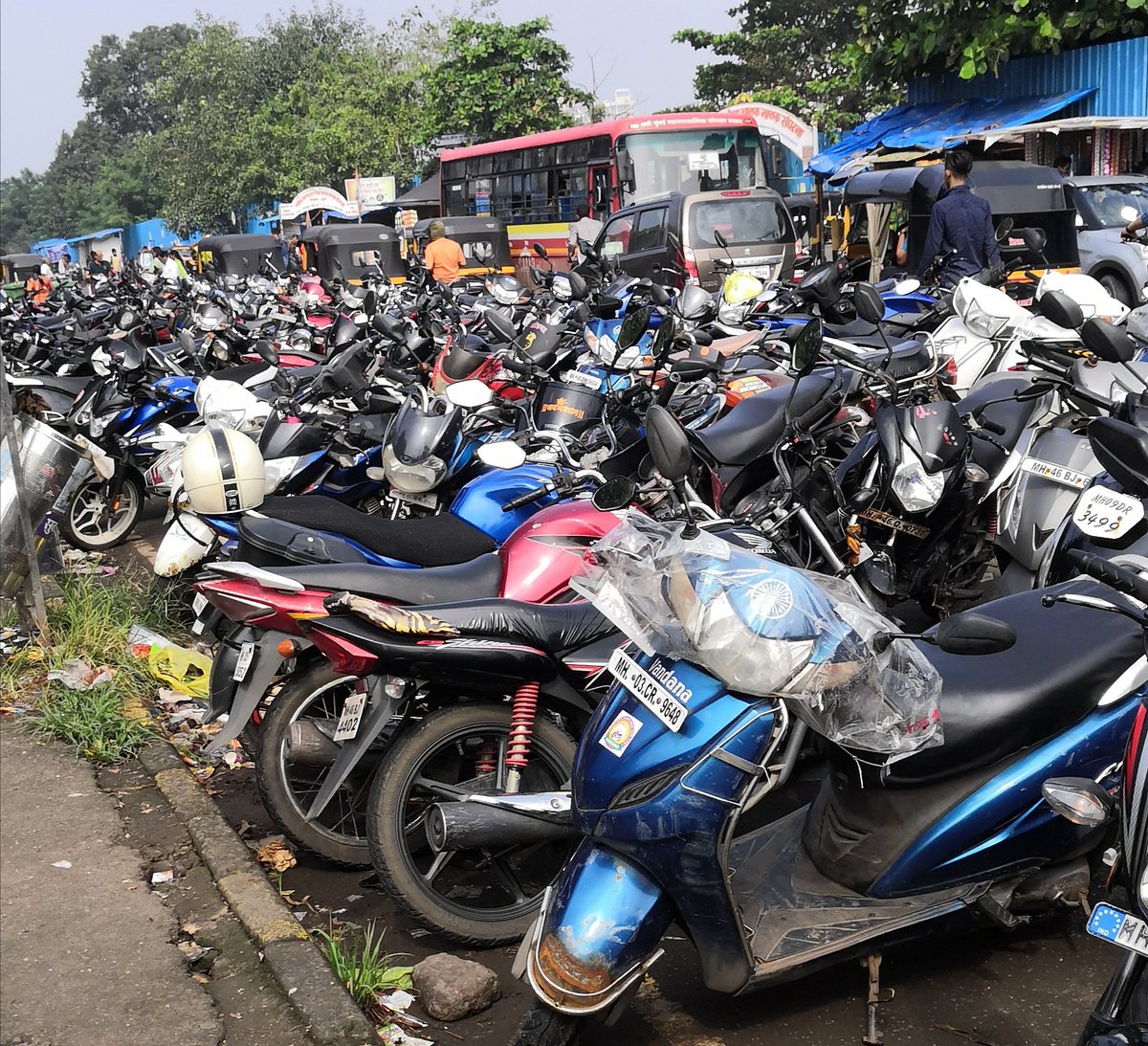 Rocky2161's tweet photo. Authorities
@CIDCO_Ltd @drmbct @drmmumbaicr 

Due to road side parking it is difficult for nmmt bus to pass.
After so many request buses were restarted and auto fares are 3 times to bus.
Kindly solve this issue. Pls https://t.co/xHZX0pPINo