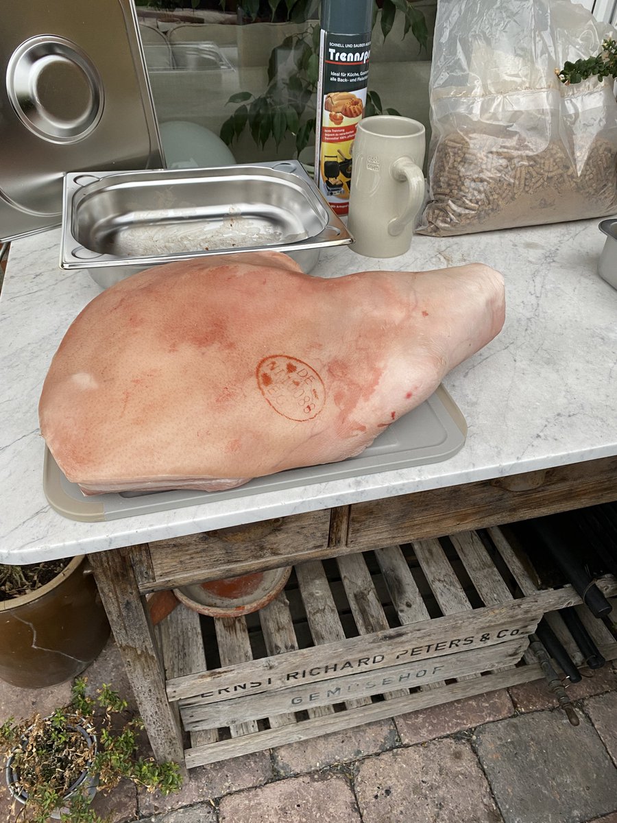 bertinho_1896's tweet photo. Endlich mal wieder die Zeit für #PulledPork. Heute einfach nur Chillen &amp; Grillen. 6kg Schweineschulter. Entweder gibt es heute Abend PP oder 🍕. 🤷🏼‍♂️ https://t.co/8qq6zW5oCD