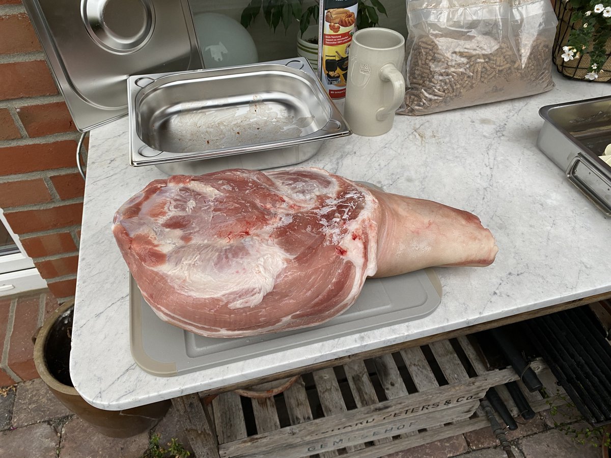 bertinho_1896's tweet photo. Endlich mal wieder die Zeit für #PulledPork. Heute einfach nur Chillen &amp; Grillen. 6kg Schweineschulter. Entweder gibt es heute Abend PP oder 🍕. 🤷🏼‍♂️ https://t.co/8qq6zW5oCD