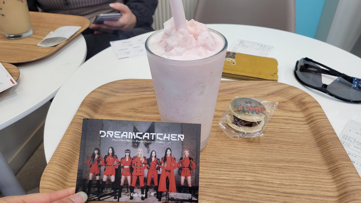 kunoichisama's tweet photo. Everline pop up Cafe today. Such pretty pictures and fun photo zones

#EVERLINE #에버라인 #VISION_OF_DREAMCATCHER 
#드림캐쳐 #Dreamcatcher #7th_Mini_Album #APOCALYPSE #follow_us #VISION https://t.co/b1Xf08fHwy