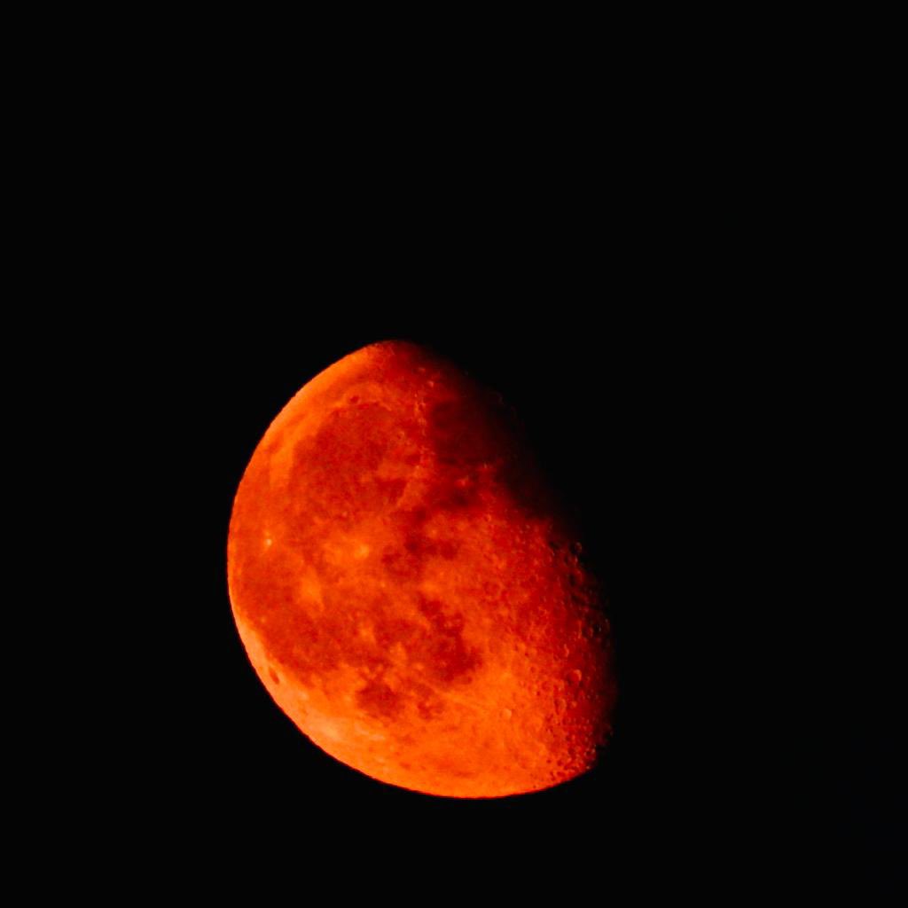 LinaBuenoLopez's tweet photo. #LunaDeHoy 
Así lo que queda de la luna de octubre, ya casi en cuarto menguante (17 oct)
#QueIntensa 
como de sangre! 
@kioscomayor @YolaGonzalez @JesusVillegasG @CortedeCajaMX @65fontesSony @OmarCardenass https://t.co/dq1LXAtG6d