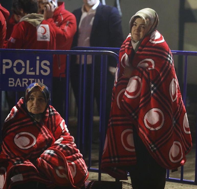 mustafa_guldag's tweet photo. Bartın’da maden ocağında meydana gelen patlama sonrası ailelerin bekleyişleri sürüyor.

Demek ki kömür sadece bir evi ısıtmazmış. Milyonlarca ciğeri de yakabilirmiş.
Ve hiçbir kömür ısıtmayacak, babaları madende can vermiş çocukların yüreğini.

Allah sabır versin. https://t.co/xtXrstbj18