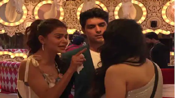 BiggBoss_Tak's tweet photo. Do you think Priyanka overreacted here &amp; stretched the things or she has every right to bash Soundarya like this, who made personal remarks about her and ankit mother?

Retweet - Priyanka is Right ✅️ 
Like - Priyanka overreacted here

#BiggBoss_Tak https://t.co/1ieDasUPFJ