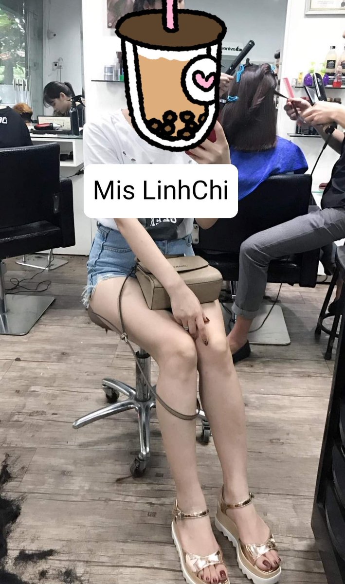 MisLinhChi's tweet photo. Nay đi cắt tóc thầm nghĩ train ở đây thì thích. Vừa nằm gội đầu, chó vừa liếm chân haha https://t.co/7VcgkAzRhc