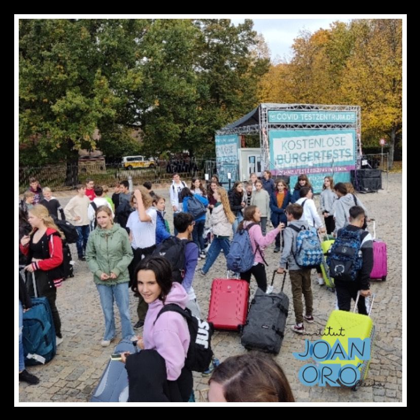 INSJoanOro's tweet photo. Obrim 🧶 de l'estada de l'alumnat de #2nESO de l' @INSJoanOro a Postdam 🇩🇪.
📅 Dia 1:
Després d'un vol ✈️ molt matiner, il.lusió i nervis ☺️ en l'acte de benvinguda 👋🏻 .
#StudentsExchange #ImmersioLinguistica #NovesExperiencies
#ComunicaT🗣️ #ConnectaAmbLaVida🧬 #AnyJoanOró🔭 https://t.co/ftSeGsGwFp
