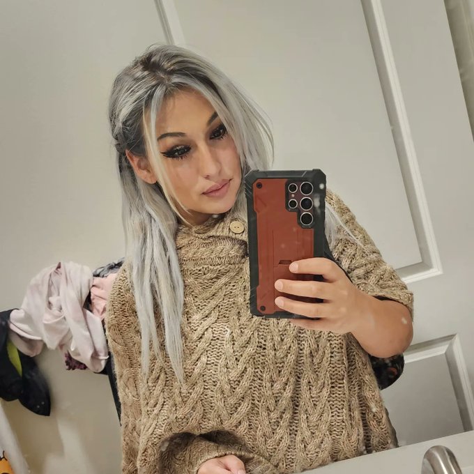 Do I look like storm? 😁🙃😉😋 Not intentional but I love my hair 😍 https://t.co/ir5gGn9AYg