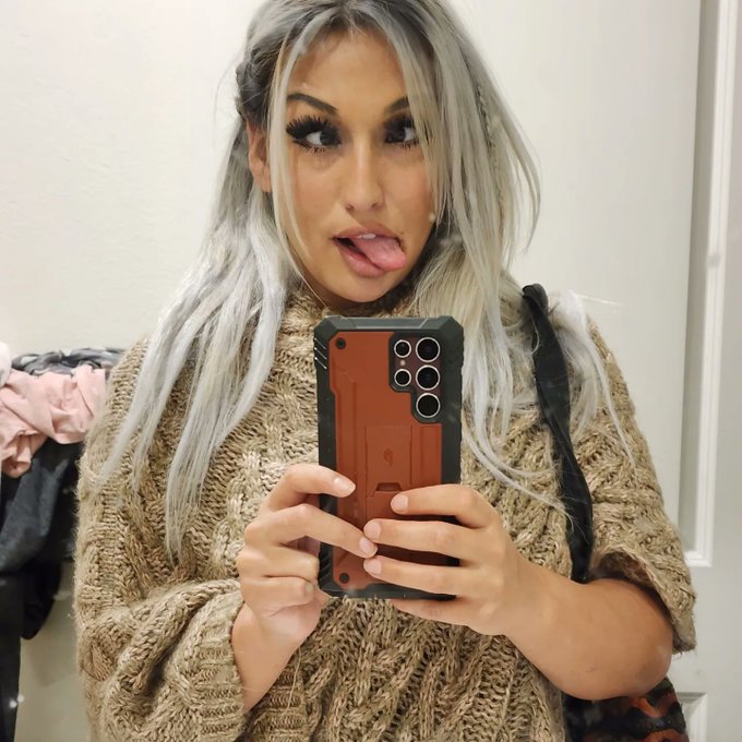 Do I look like storm? 😁🙃😉😋 Not intentional but I love my hair 😍 https://t.co/ir5gGn9AYg