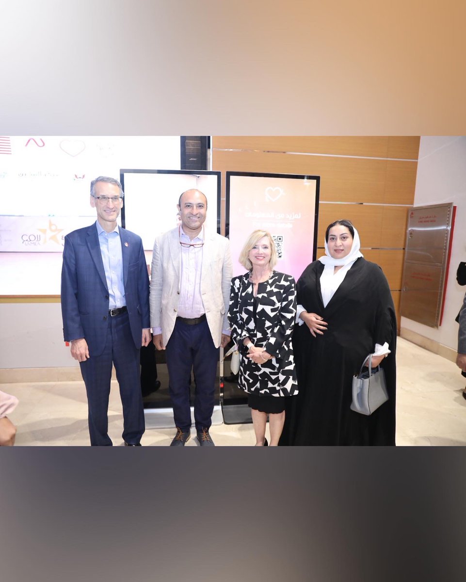 Alwanebh's tweet photo. دعما لأصدقاء ألواني البحرين، حضر رئيس جمعية ألواني البحرين الاستاذ عمار عواجي وعضوةمجلس الإدارة الأستاذة علياءبن رجب المعرض الفني لبرنامج فنانون لأجل المجتمع. 

حيث قدم عددمن الفنانين لوحات فنية معبرةمميزةباستخدام أدوات وخامات متنوعة أثبتوا من خلالها قدراتهم على الإبداع والتعبير. https://t.co/4LeDxHNssK