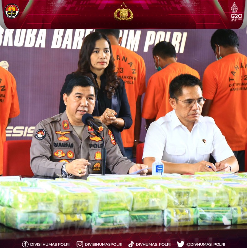 Humasreshalteng's tweet photo. Komitmen Tegas Polri Ungkap Kasus Narkoba, Polisi Sita 270,283 Kg Sabu 

Dittipidnarkoba Bareskrim Polri bersama Bea Cukai telah menggagalkan peredaran empat kasus narkotika jaringan internasional Malaysia-Indonesia.  Polri #SelaluBersihkanOknum https://t.co/OYfSoFwlzk
