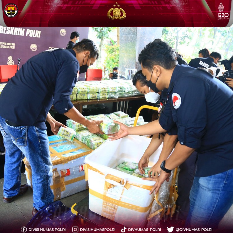 Humasreshalteng's tweet photo. Komitmen Tegas Polri Ungkap Kasus Narkoba, Polisi Sita 270,283 Kg Sabu 

Dittipidnarkoba Bareskrim Polri bersama Bea Cukai telah menggagalkan peredaran empat kasus narkotika jaringan internasional Malaysia-Indonesia.  Polri #SelaluBersihkanOknum https://t.co/OYfSoFwlzk
