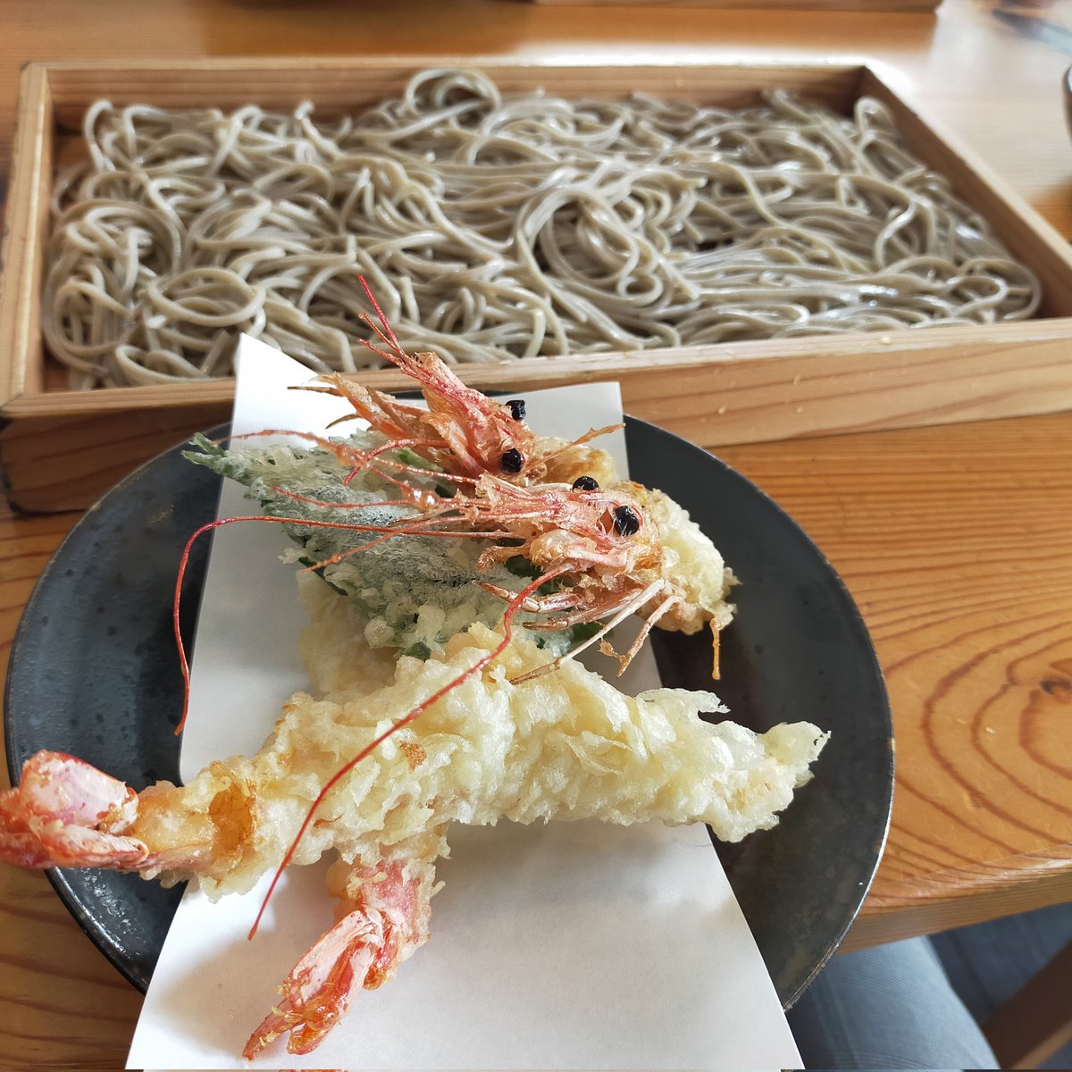 nabecharin's tweet photo. 愛庵

板そば食べ放題1,100円は魅力的ですね！
これは海老天板そば大盛りです。

#山形
#��ば
#グルメ https://t.co/Xc8RgTOymG