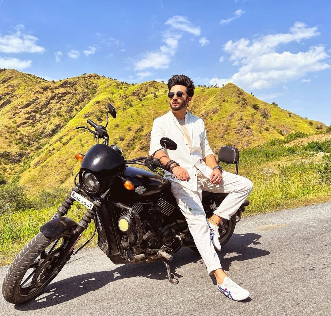 ETimesTV's tweet photo. Now that's a vision in White🤍
Dheeraj Dhoopar, just keep stealing our hearts all day❤😍

@DheerajDhoopar 

#dheerajdhoopar #allwhiteoutfit #allwhite #etimestv https://t.co/N4jrcz15hV