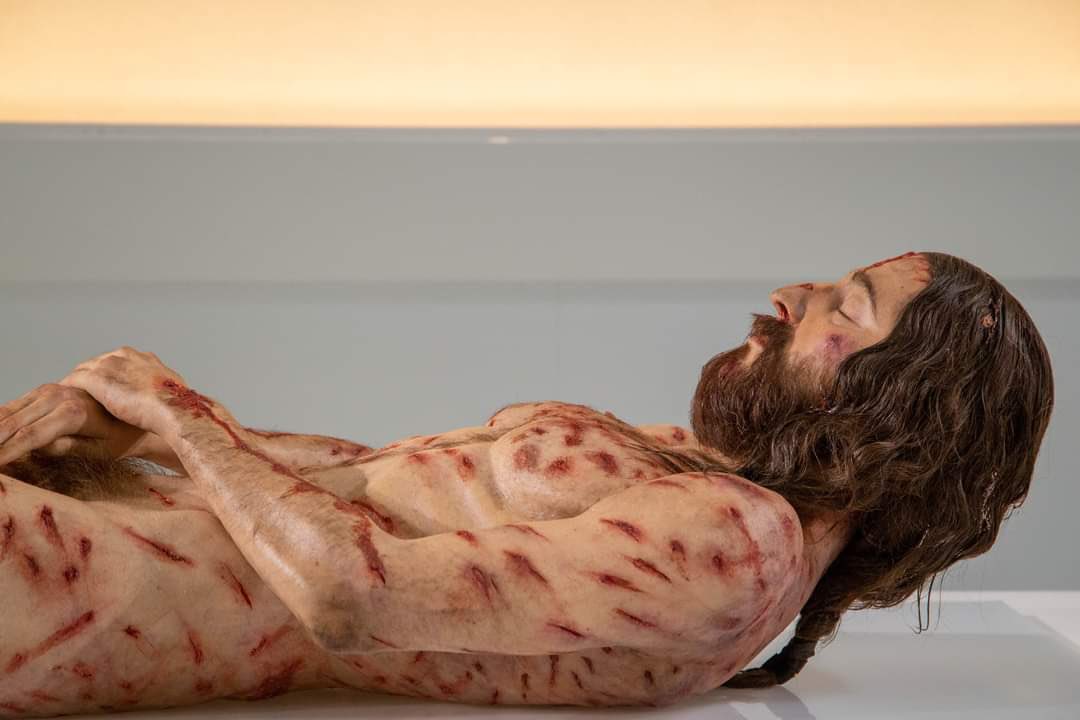 padolfolc's tweet photo. ¿Ya viste esta impresionante réplica del Hombre de la Sábana Santa? ¡Cómo no responderle al Amor con amor! https://t.co/yywCmUWH1K