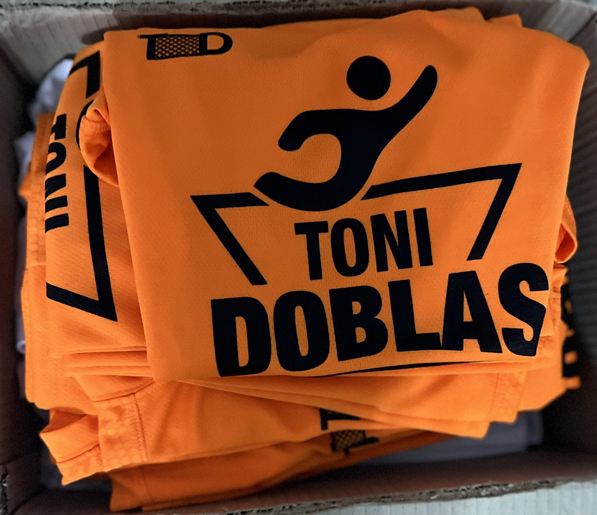 Ya están aquí nuestras equipaciones para nuestros porteros.
¿Quieres tener una de ellas?
Apúntate con nosotros. Plazas limitadas. Aún tenemos huecos en nuestras sedes de BORMUJOS y BELLAVISTA.
🧤🥅⚽️ #escuela #porteros #goalkeepers <a href="/tonidoblas1/">TONI DOBLAS</a> <a href="/SportswearTd/">TD Sportswear OFICIAL</a> 
#TodoAlNaranja