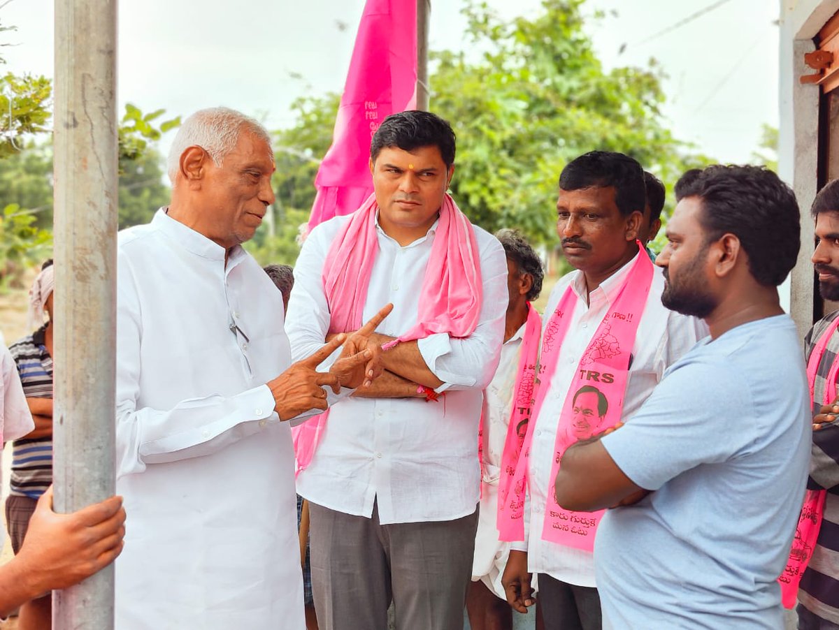 rao_vijith's tweet photo. మునుగోడు ఉప ఎన్నికల్లో భాగంగా టీఆర్ఎస్ పార్టీ అభ్యర్థి కూసుకుంట్ల ప్రభాకర్ రెడ్డి గారి గెలుపును కాంక్షిస్తూ నాంపల్లి మండలం ఫకిర్ పురం గ్రామంలో ప్రచార��లో పాల్గొన్న మంచిర్యాల ఎమ్మెల్యే శ్రీ నడిపెల్లి దివాకర్ రావు గారు, మంచిర్యాల టీఆర్ఎస్ యువ నాయకులు నడిపెల్లి విజిత్ కు��ార్ గారు. https://t.co/CglPPmLxA1