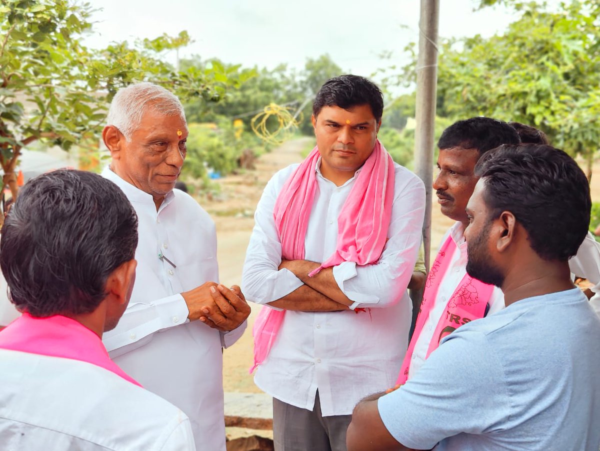 rao_vijith's tweet photo. మునుగోడు ఉప ఎన్నికల్లో భాగంగా టీఆర్ఎస్ పార్టీ అభ్యర్థి కూసుకుంట్ల ప్రభాకర్ రెడ్డి గారి గెలుపును కాంక్షిస్తూ నాంపల్లి మండలం ఫకిర్ పురం గ్రామంలో ప్రచార��లో పాల్గొన్న మంచిర్యాల ఎమ్మెల్యే శ్రీ నడిపెల్లి దివాకర్ రావు గారు, మంచిర్యాల టీఆర్ఎస్ యువ నాయకులు నడిపెల్లి విజిత్ కు��ార్ గారు. https://t.co/CglPPmLxA1