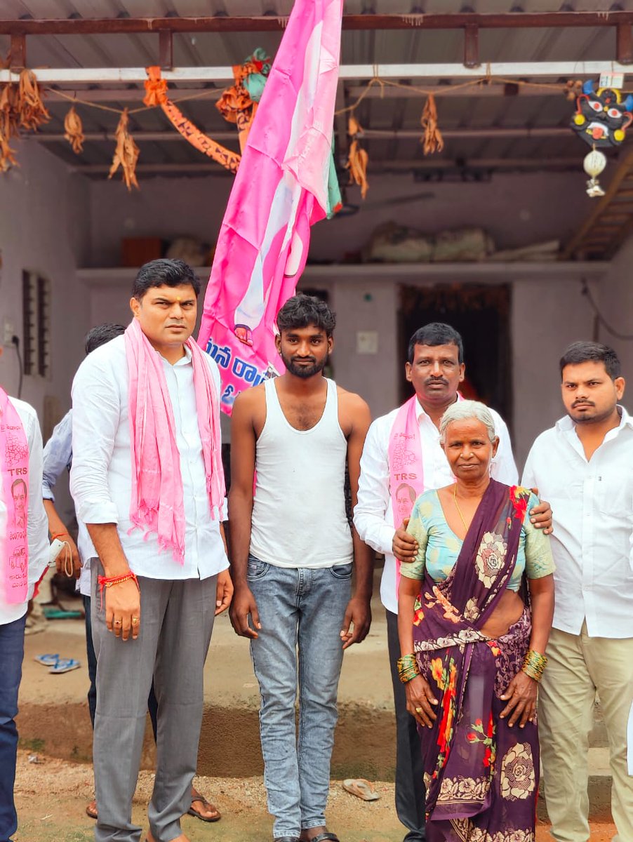 rao_vijith's tweet photo. మునుగోడు ఉప ఎన్నికల్లో భాగంగా టీఆర్ఎస్ పార్టీ అభ్యర్థి కూసుకుంట్ల ప్రభాకర్ రెడ్డి గారి గెలుపును కాంక్షిస్తూ నాంపల్లి మండలం ఫకిర్ పురం గ్రామంలో ప్రచార��లో పాల్గొన్న మంచిర్యాల ఎమ్మెల్యే శ్రీ నడిపెల్లి దివాకర్ రావు గారు, మంచిర్యాల టీఆర్ఎస్ యువ నాయకులు నడిపెల్లి విజిత్ కు��ార్ గారు. https://t.co/CglPPmLxA1