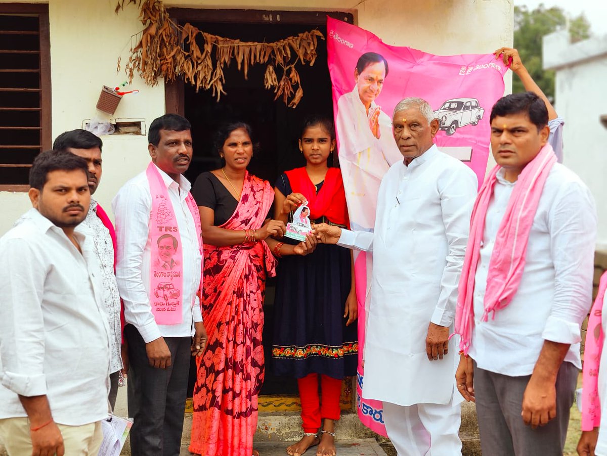 rao_vijith's tweet photo. మునుగోడు ఉప ఎన్నికల్లో భాగంగా టీఆర్ఎస్ పార్టీ అభ్యర్థి కూసుకుంట్ల ప్రభాకర్ రెడ్డి గారి గెలుపును కాంక్షిస్తూ నాంపల్లి మండలం ఫకిర్ పురం గ్రామంలో ప్రచార��లో పాల్గొన్న మంచిర్యాల ఎమ్మెల్యే శ్రీ నడిపెల్లి దివాకర్ రావు గారు, మంచిర్యాల టీఆర్ఎస్ యువ నాయకులు నడిపెల్లి విజిత్ కు��ార్ గారు. https://t.co/CglPPmLxA1