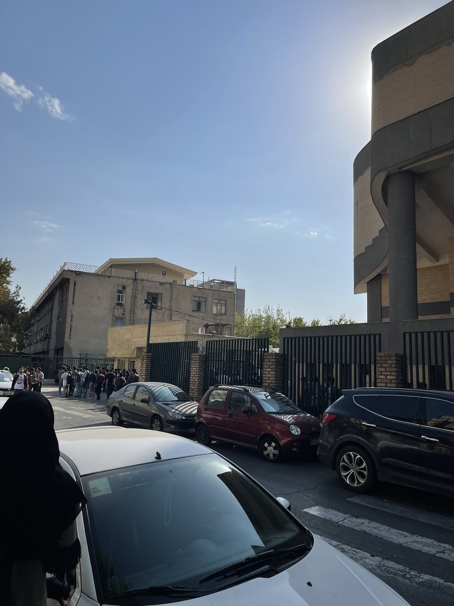 idkwhoiamidccc's tweet photo. حراست لیستی طویل از دانشجویان ممنوع‌الورود و تعلیقی دستش گرفته و تک‌تک چک می‌کنه تا راهشون نده. دانشجوها به جای اینکه بزنند زیر اون کاغذ و دانشگاه و همه چیز، مطیعانه صف وایستادند تا اسمشون اگر نبود وارد بشند. این صف تا نزدیک سر خیابون رشت ادامه داشت. دانشجو می‌میرد ذلت نمی‌پذیرد؟ https://t.co/MYPvfXr6rZ