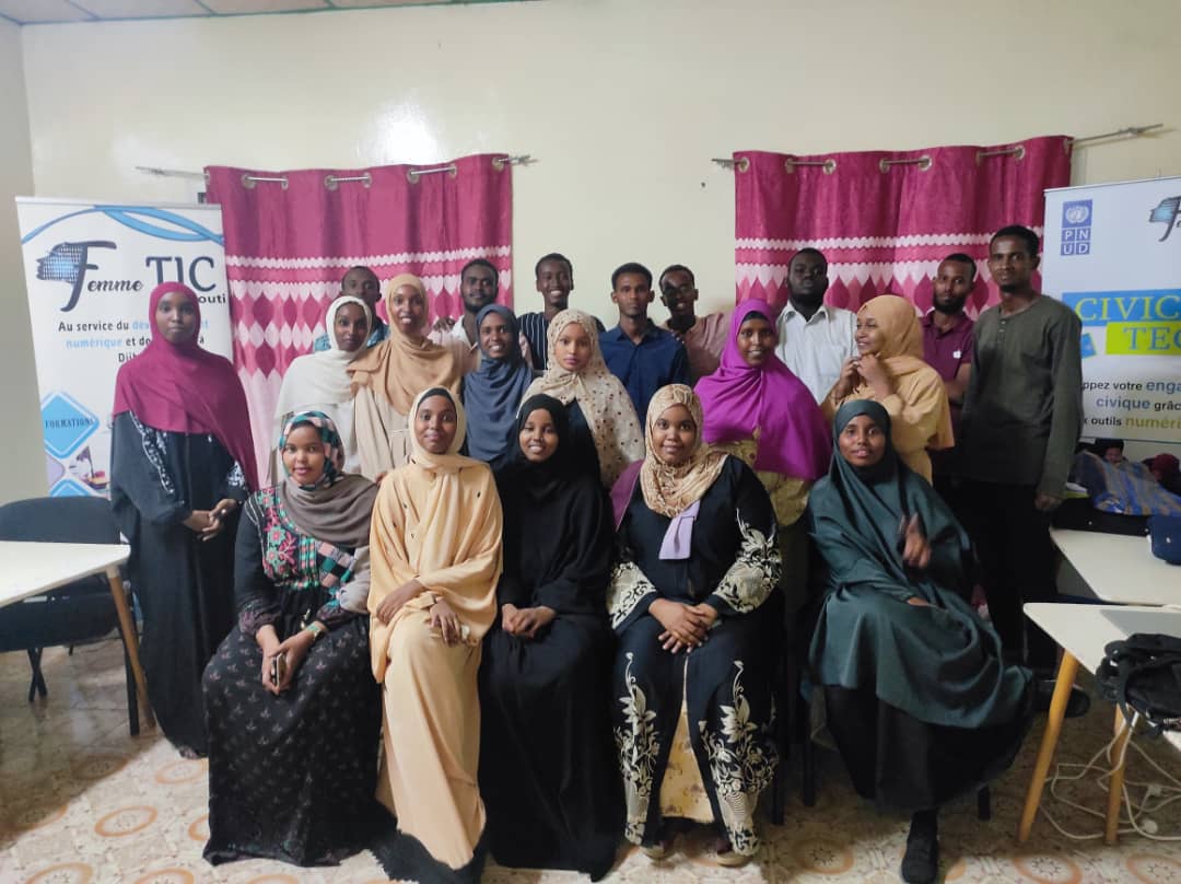HamdaOmarAbdi's tweet photo. #powerpro
#NasroHoumed
#Choukri
#SoumeyaKahie
#Naima
Notre deuxième séance d'enseignement qui se bien déroulé hier soir au CDC de Q3alhmd https://t.co/IL8O7jv2NV