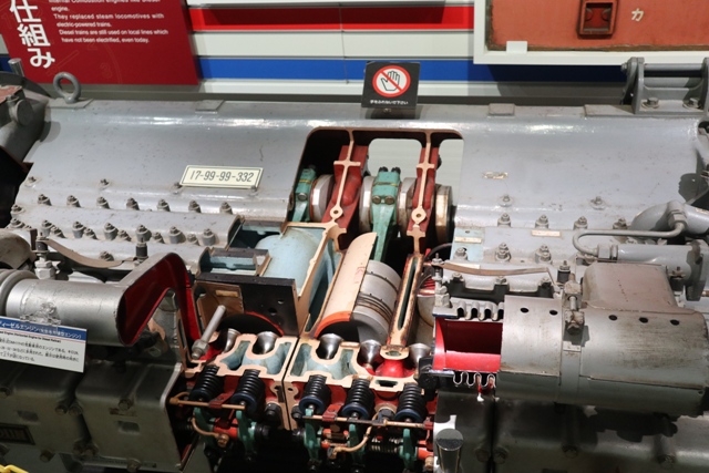 Nishino_Yakata's tweet photo. この日はこのあと新津新津鉄道資料館に移動。屋内展示のトップには #新潟鉄工 製の #DMH17、横に #MT54、裏に #平行カルダン駆動装置 が並ぶ。それを積んだ車両が走馬灯のように頭の中をよぎり、同行の非鉄道ファンを置いてけぼりに、一人で感動していた。 https://t.co/yVvrJI5FlA