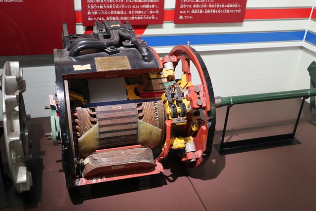 Nishino_Yakata's tweet photo. この日はこのあと新津新津鉄道資料館に移動。屋内展示のトップには #新潟鉄工 製の #DMH17、横に #MT54、裏に #平行カルダン駆動装置 が並ぶ。それを積んだ車両が走馬灯のように頭の中をよぎり、同行の非鉄道ファンを置いてけぼりに、一人で感動していた。 https://t.co/yVvrJI5FlA