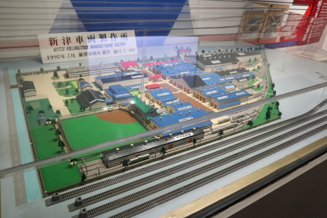 Nishino_Yakata's tweet photo. この日はこのあと新津新津鉄道資料館に移動。屋内展示のトップには #新潟鉄工 製の #DMH17、横に #MT54、裏に #平行カルダン駆動装置 が並ぶ。それを積んだ車両が走馬灯のように頭の中をよぎり、同行の非鉄道ファンを置いてけぼりに、一人で感動していた。 https://t.co/yVvrJI5FlA