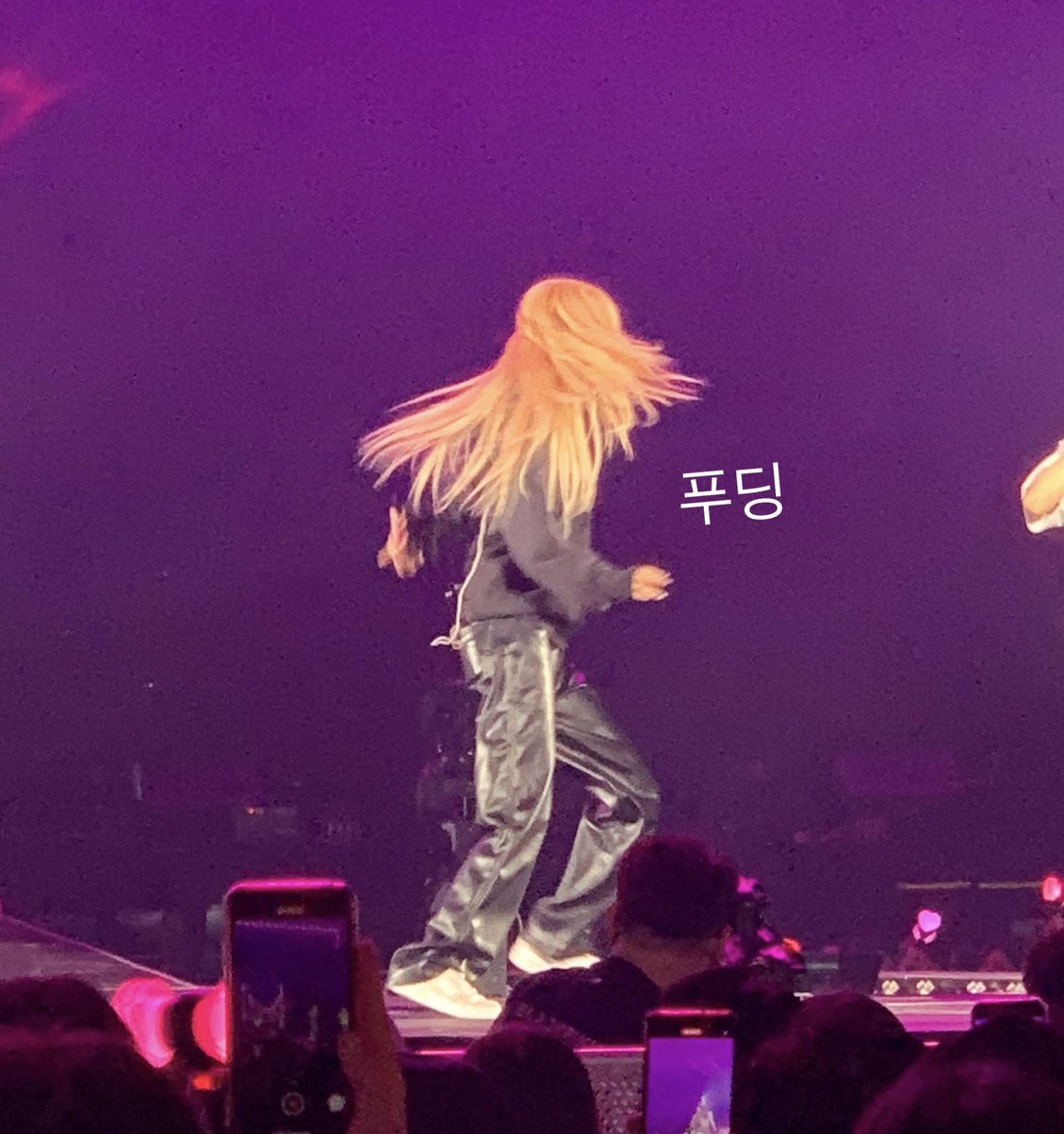 pudding_bp's tweet image. #로제 #ROSÉ 사첵 신났어 ㅠㅜ 귀여워💖