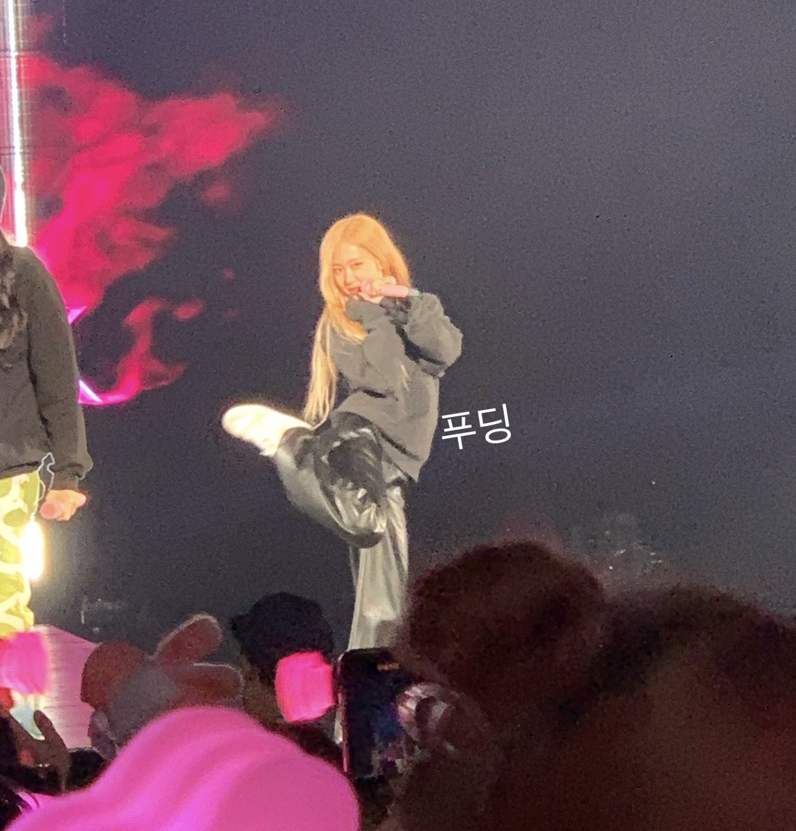 pudding_bp's tweet image. #로제 #ROSÉ 사첵 신났어 ㅠㅜ 귀여워💖