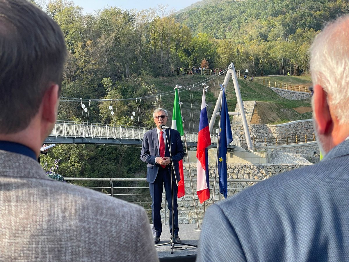 PPetiziol's tweet photo. 🇸🇮🇮🇹GECT GO: inaugurata la passerella ciclo-pedonale sull’Isonzo, opera che unisce percorsi da sogno al di qua e al di là del confine. Ponti sul nostro comune futuro🤝🇮🇹🇸🇮🇮🇹🇸🇮🇮🇹🇸🇮🇮🇹🇸🇮🤝 https://t.co/1HXUJ6oeYG