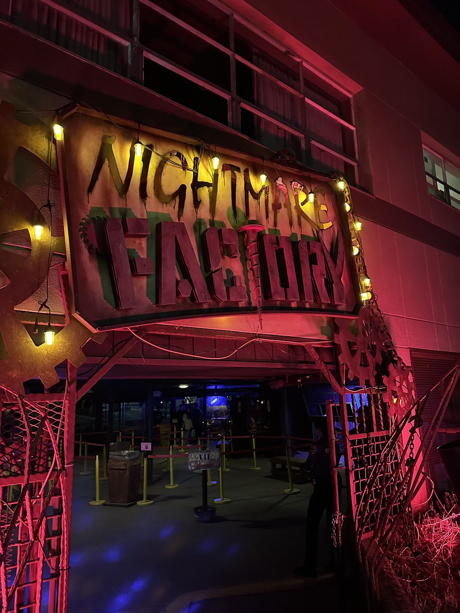 WatchGirlsPlay's tweet image. the biggest thanku to #nightmarefactory   for letting us stream the horror.. we barely made it out alive..👻 #oregonschoolforthedeaf