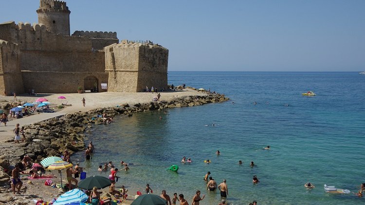 CiaoNico's tweet photo. In der Nähe von Crotone bezaubert Le #Castella mit einem alten #Kastell und dem kristallklaren Wasser des marinen Reservats von #Capo #Rizzuto. 👉https://t.co/qrY5hswbs7 @Visit_Calabria_ @SonoitaliaInfo https://t.co/lkIWvG3nHR