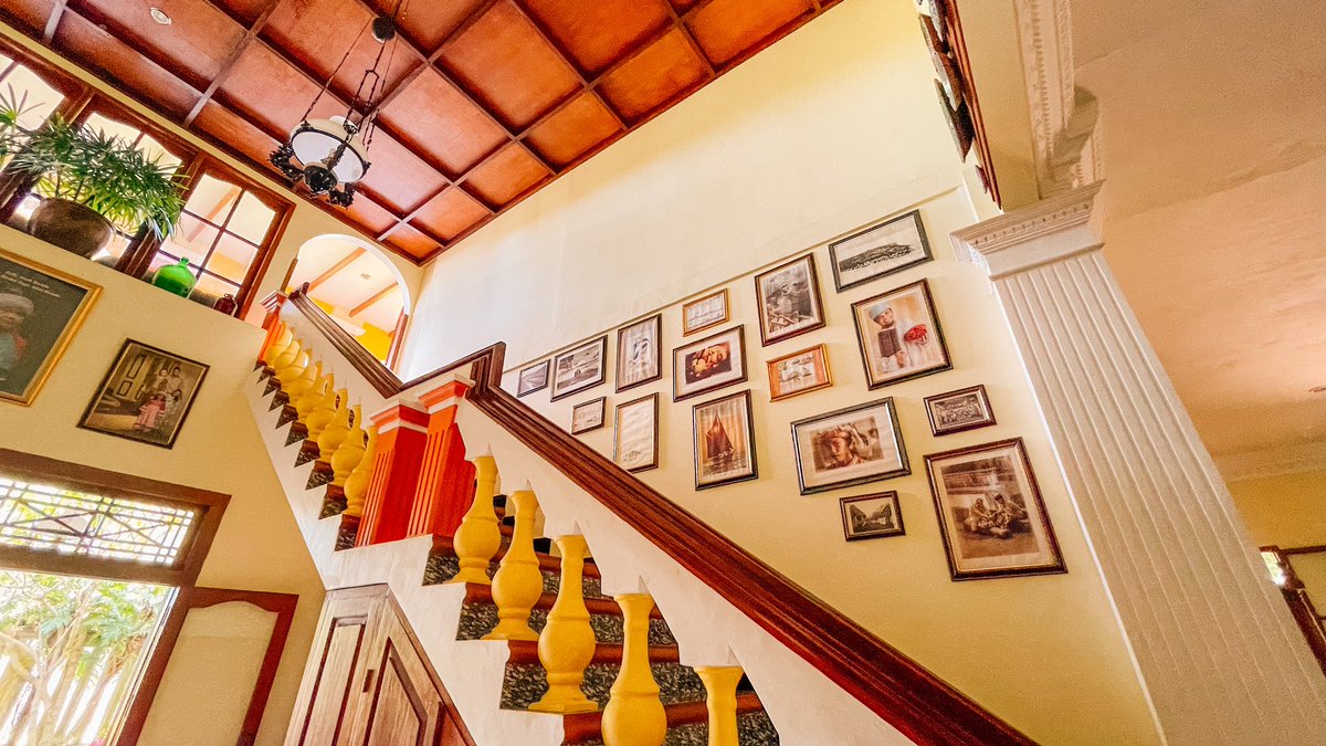 Banda Neira punya segudang cerita. Termasuk penginapan satu ini namanya Cilu Bintang, dekat dg Fort Belgica dan Fort Nassau. Tidak di tepi pantai tp jg menghadap ke Gunung Banda Api. Rumah org Belanda yg berganti kepemilikan ke org Arab di Banda Neira. Cantik sekali❤️❤️